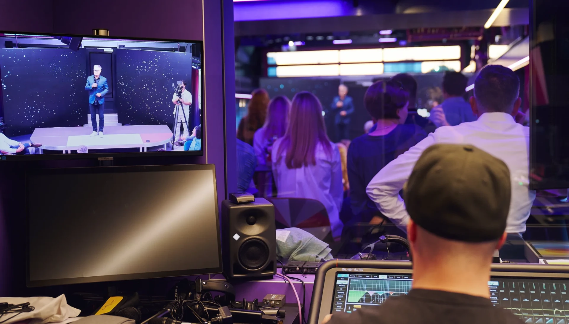 Produktions booth eines Pioneer-Events mit Live-Kamerafeed und Publikum
