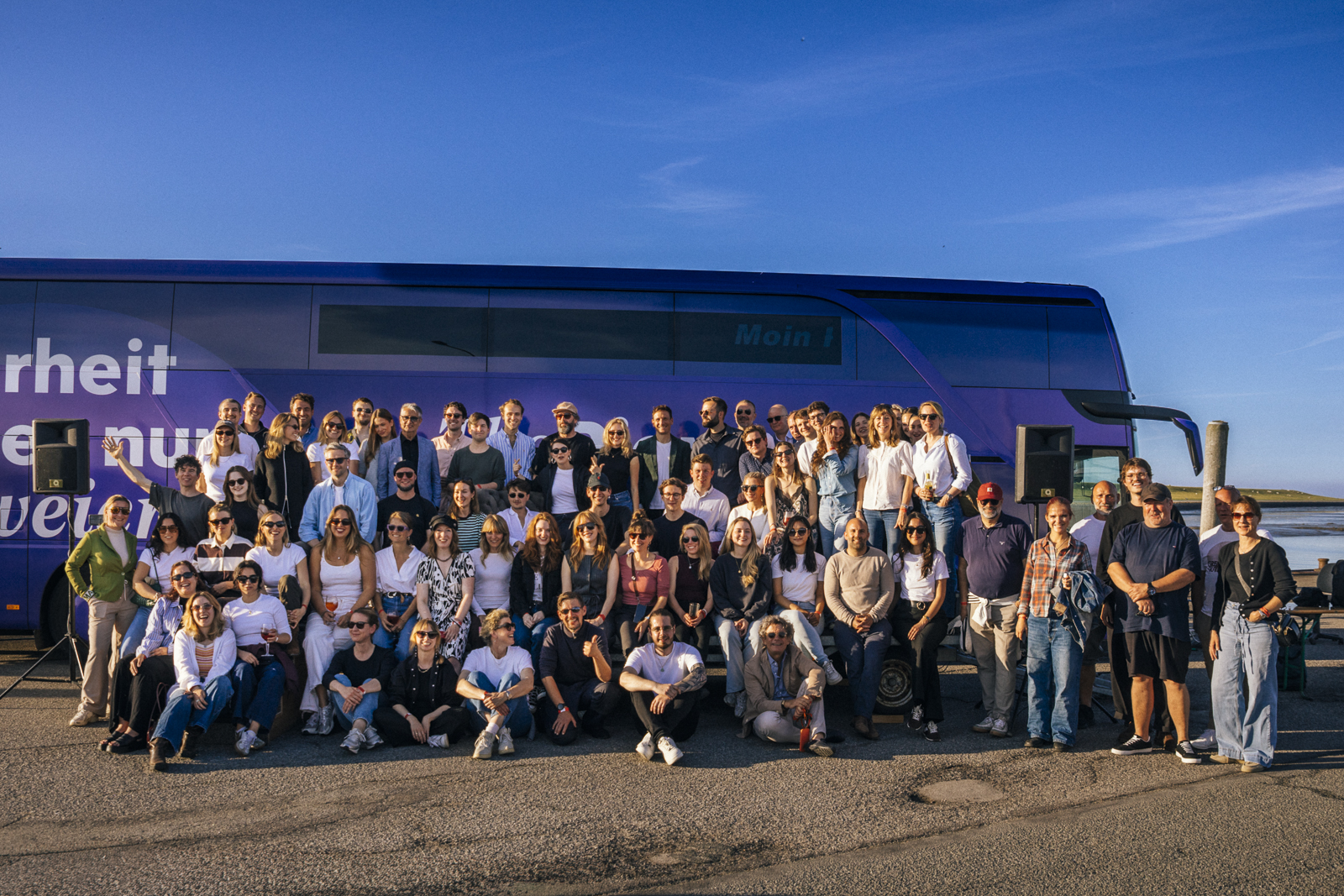 Das Team von Media Pioneer vor dem Klartext-Express beim Sommer-Summit