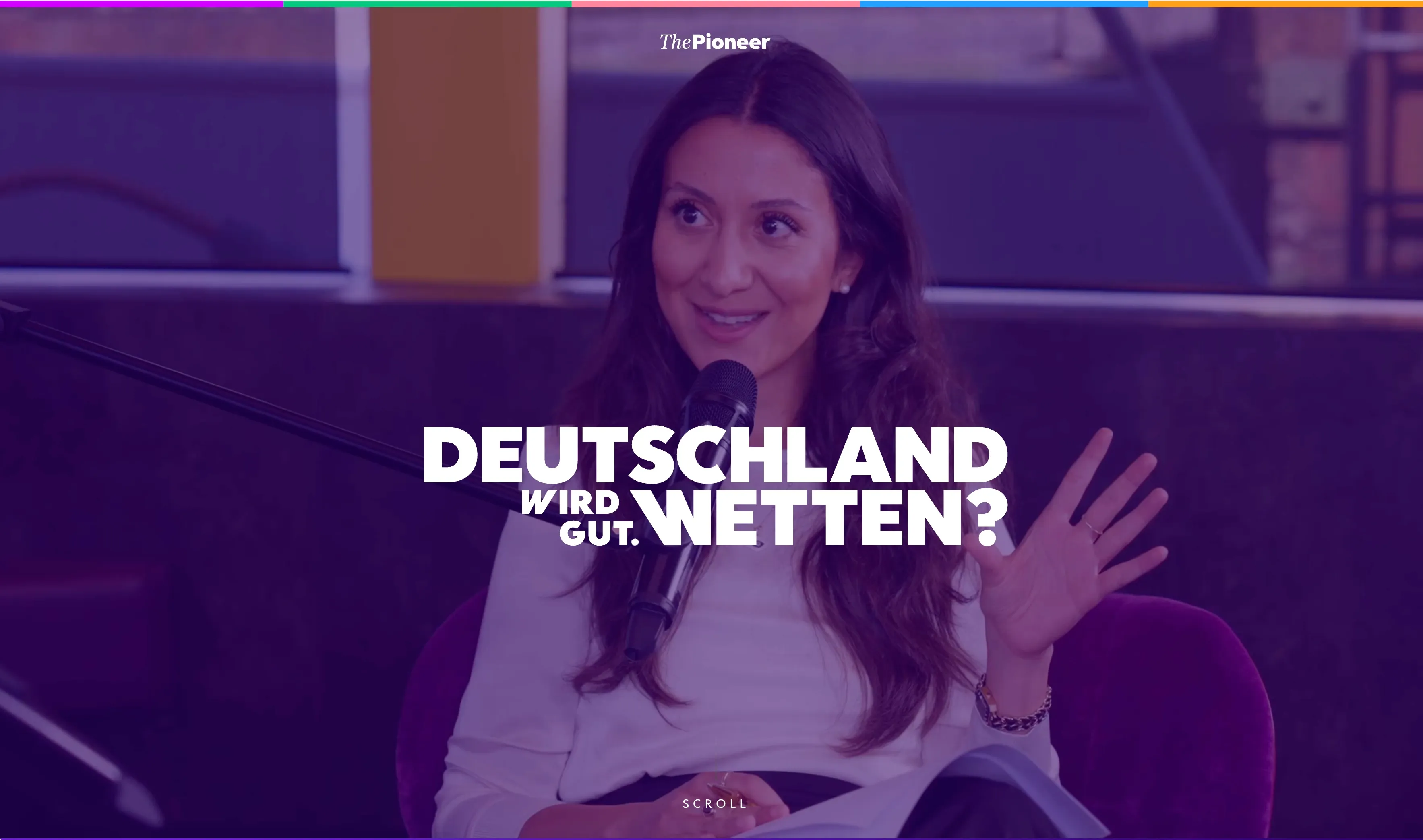 Alev Doğan im Gespräch mit Mikrofon vor dem Schriftzug „Deutschland wird gut. Wetten?“